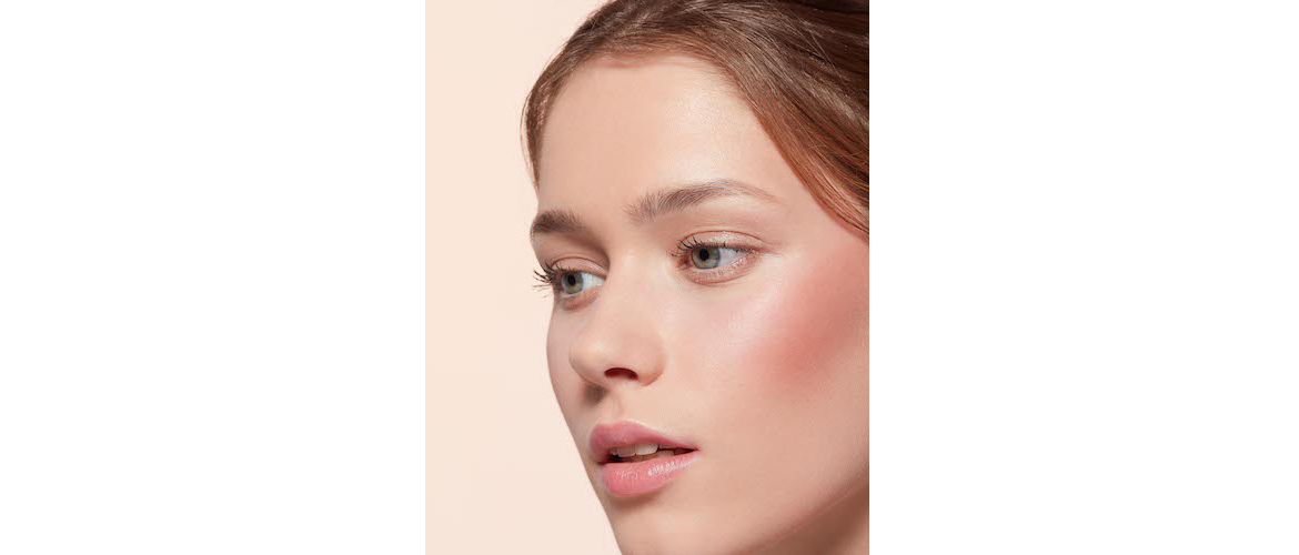 Model mit aufgetragenem Rouge auf der Wange